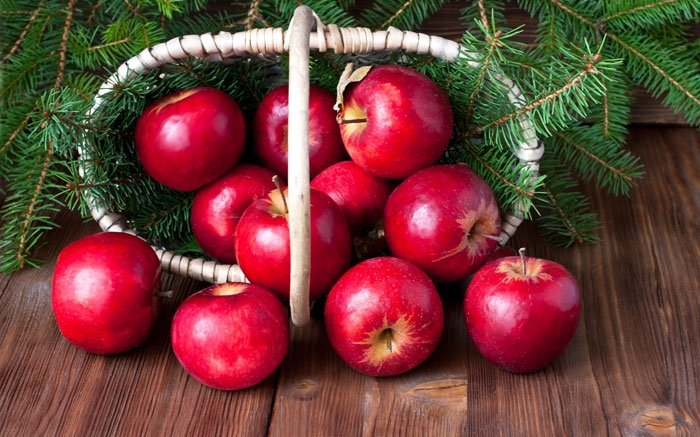 Traditioneller Farbtupfer: Der Apfel am Weihnachtsbaum